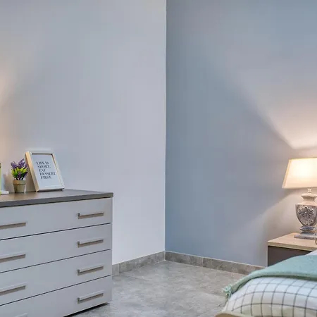 Stylish Archway Steps From Balluta Bay * Sliema