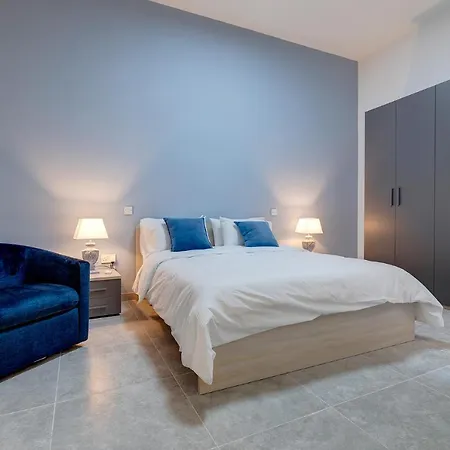 Stylish Archway Apartment Steps From Balluta Bay