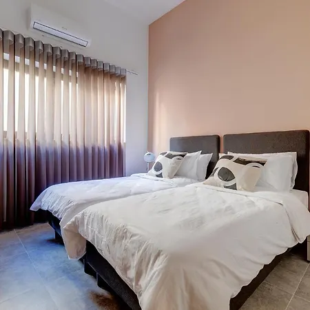 Stylish Archway Steps From Balluta Bay Apartament Sliema