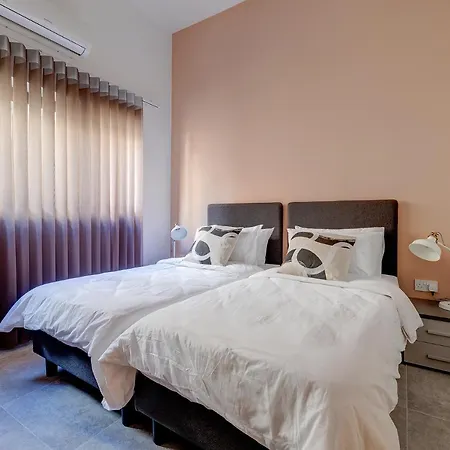 Stylish Archway Steps From Balluta Bay Apartament Sliema