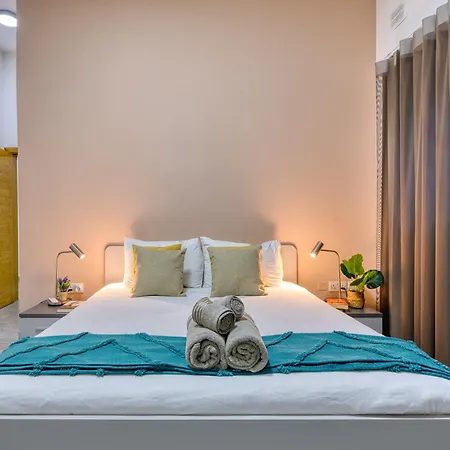 Stylish Archway Steps From Balluta Bay *