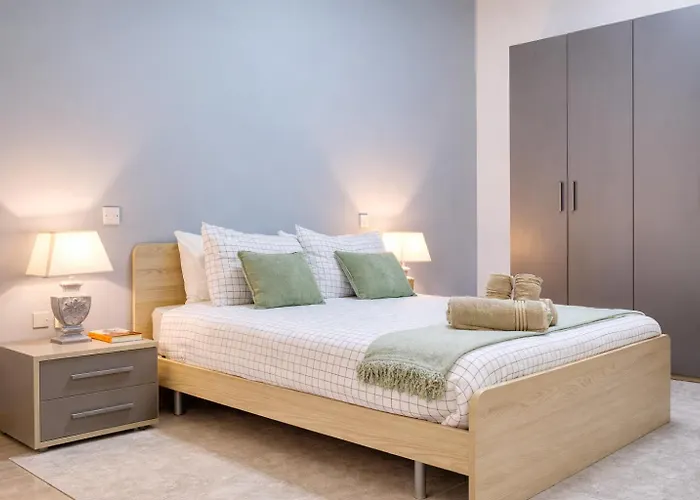 Stylish Archway Steps From Balluta Bay Apartamento Sliema