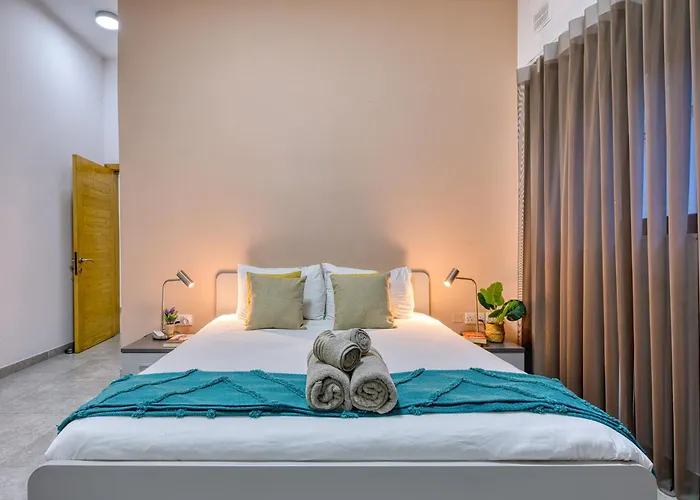 Stylish Archway Steps From Balluta Bay *