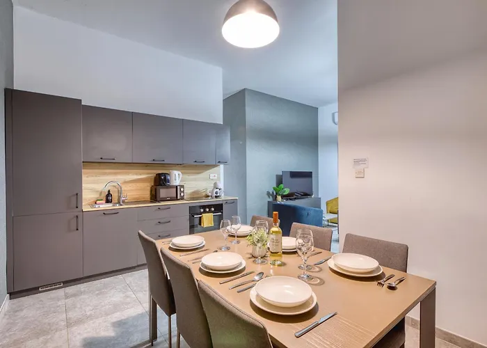 Stylish Archway Steps From Balluta Bay Apartament