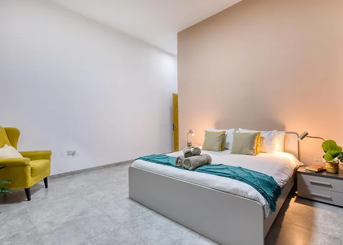 Stylish Archway Steps From Balluta Bay *