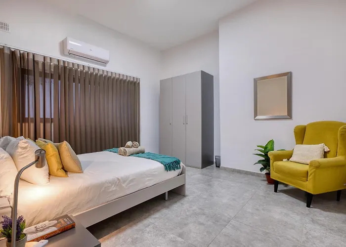 Stylish Archway Steps From Balluta Bay * Sliema