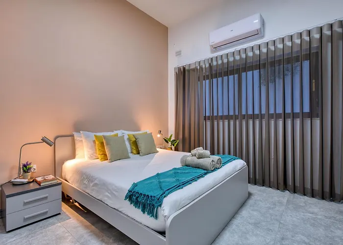 Stylish Archway Steps From Balluta Bay Apartament Sliema