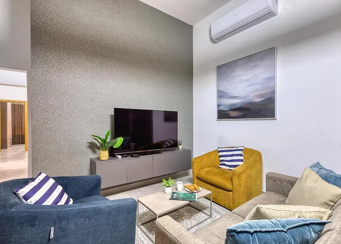 Stylish Archway Steps From Balluta Bay *