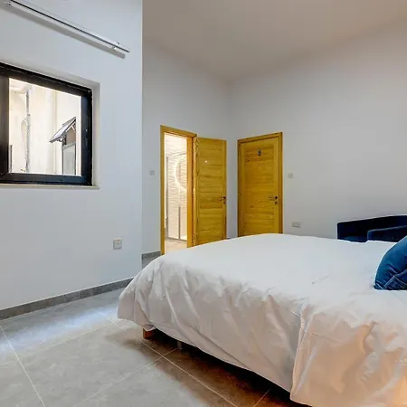 Stylish Archway Steps From Balluta Bay * Sliema